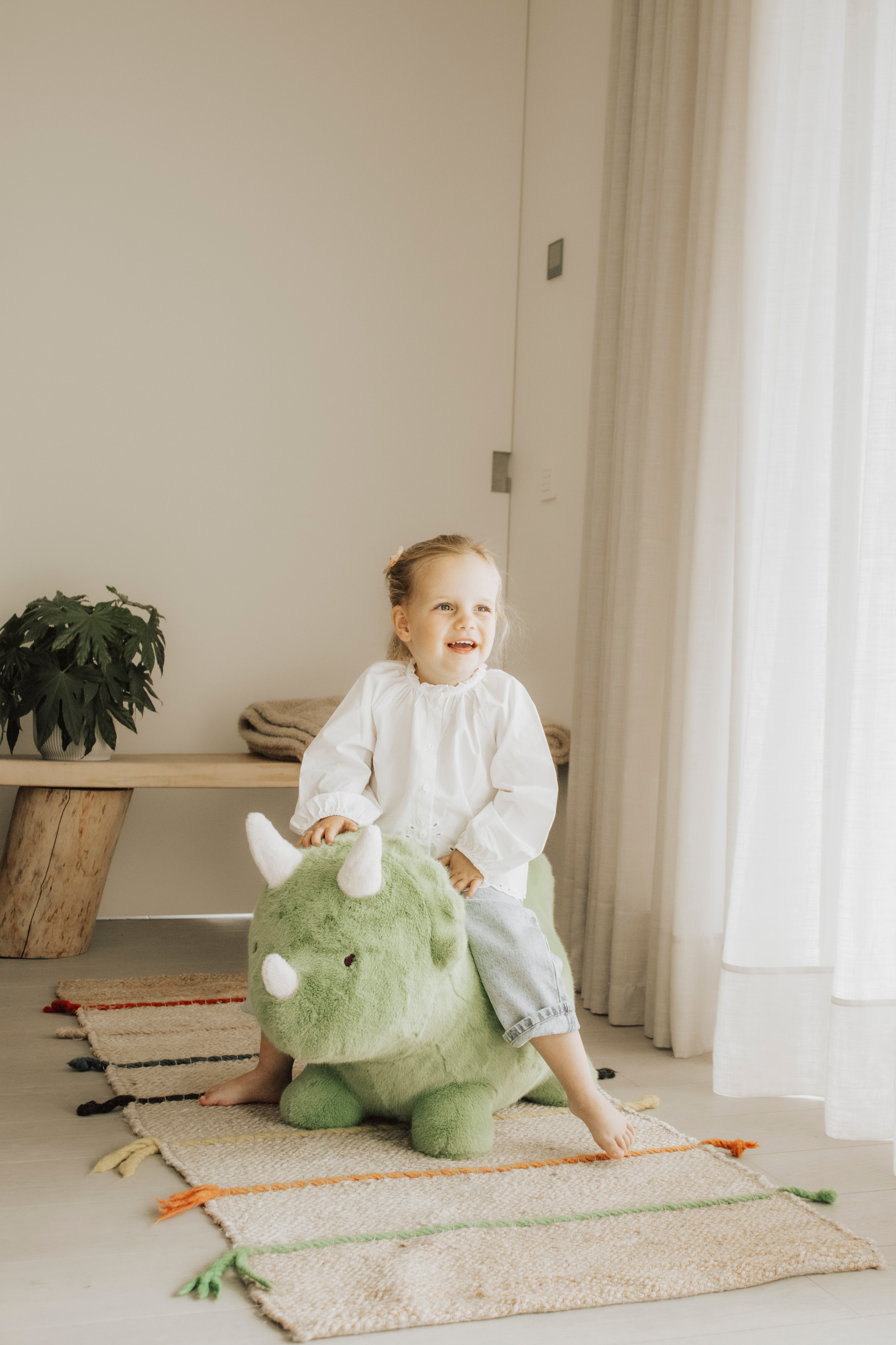 Jucarie gonflabila de sarit Wild & Soft Soft Bouncy Dinozaur in camera copilului